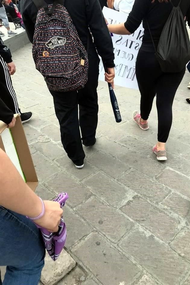 Algunas manifestantes llegaron a la Explanada con bates.