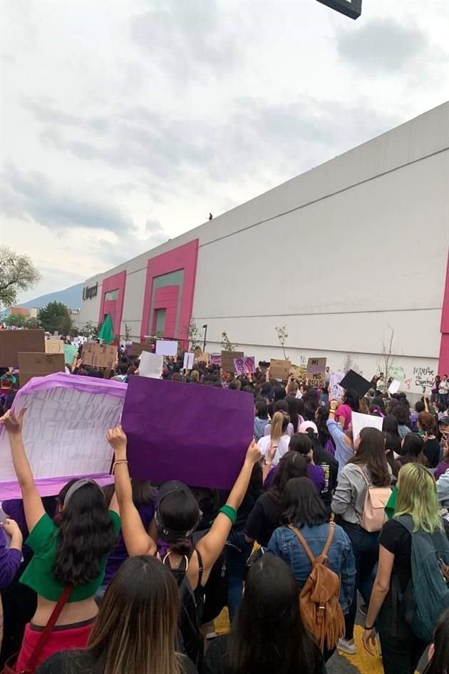 Mujeres al marchar por Ocampo.