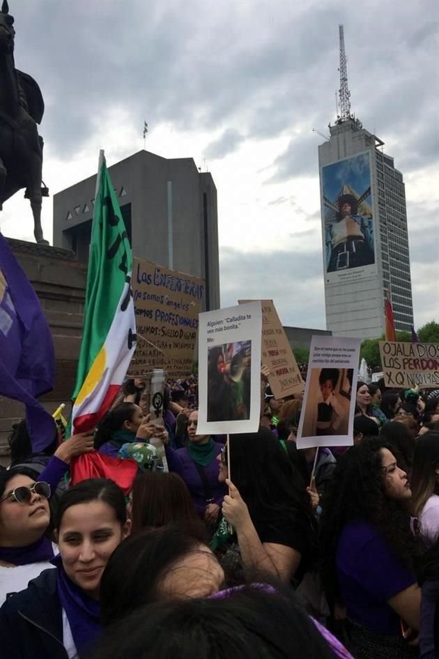 Mujeres congregadas en la Explanada de los Héroes.