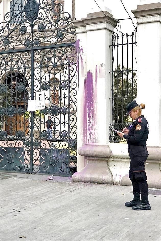 Algunas jóvenes lanzaron globos con pintura hacia la Catedral de Monterrey.