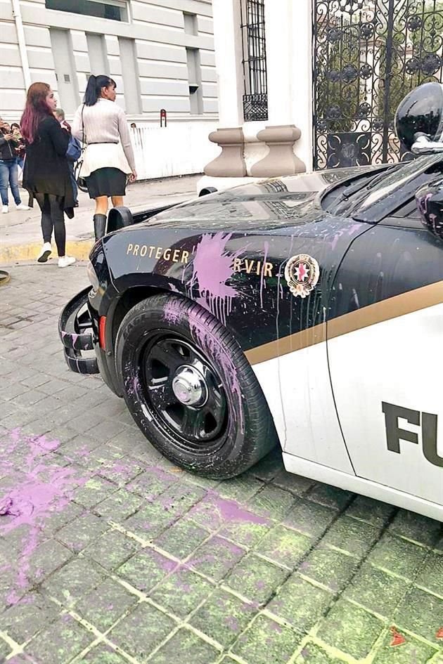 Una patrulla de Fuerza Civil también fue manchada con pintura.