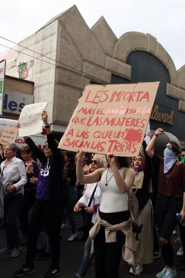 Distintas pancartas se observaron durante la marcha.