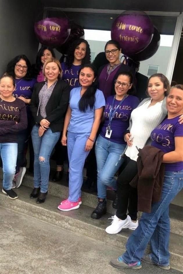 Empleadas de una empresa de transporte trabajaron su jornada normal, pero se organizaron para mandar a hacer playeras de color morado con la leyenda #NiUnaMenos.