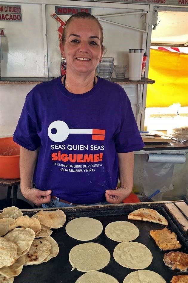 Gloria Martínez atendió su remolque-taquería 'La Güera', en Col. La Florida, con una camiseta morada con el lema 'Seas quien seas sígueme. Por una vida libre de violencia hacia mujeres y niñas'.