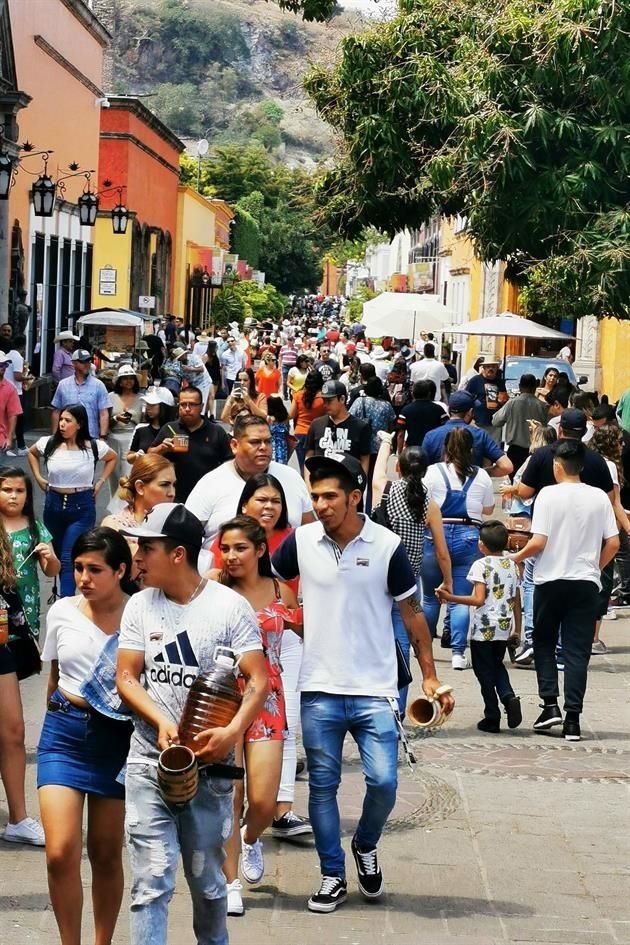 Y en Tequila también hubo muchos turistas que este domingo andaban como si nada.