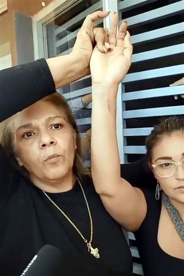 Lorenia Lineth Montaño Ruiz (der), diputada del PES.