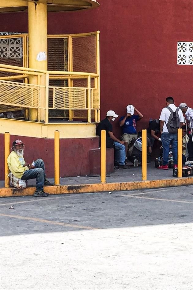 Bajo el puente de Bernardo Reyes y Ruiz Cortines, conocido como RU-BE, también a grupos de vagabundos que esperan algo.