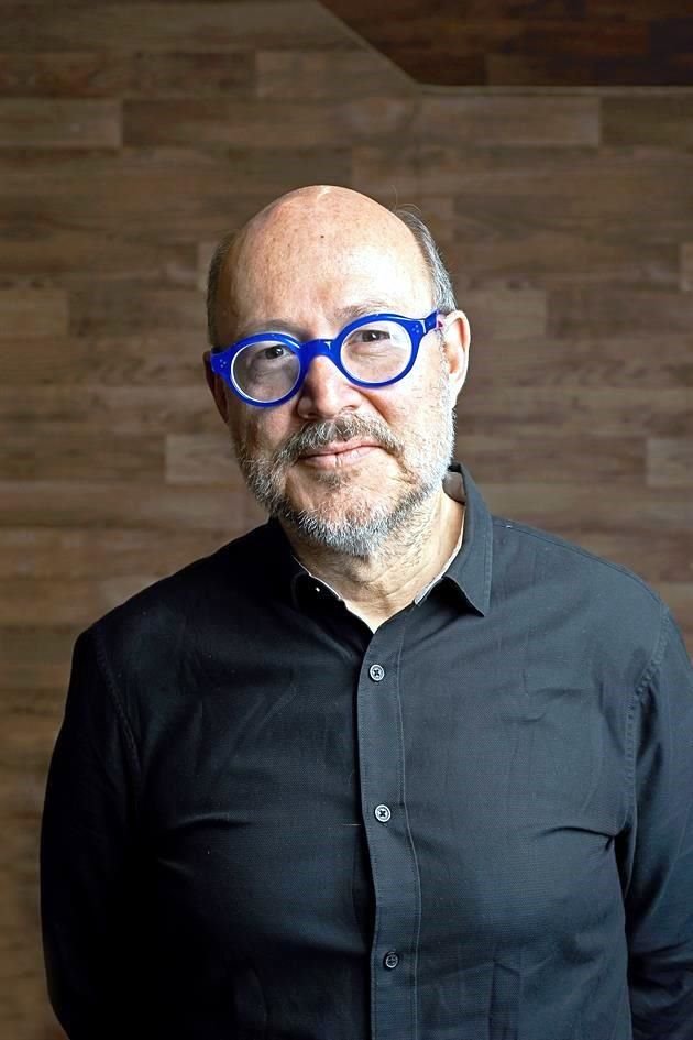 Ricardo Raphael, autor y su primera novela: Hijo de la guerra (Seix Barral, 2019).