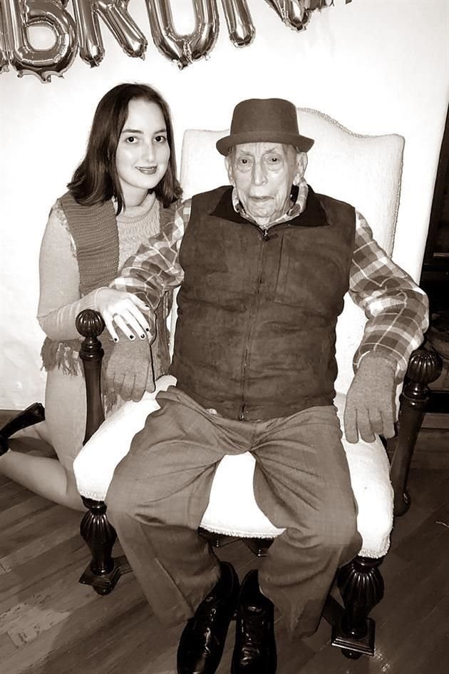 Mariana junto a su abuelo.