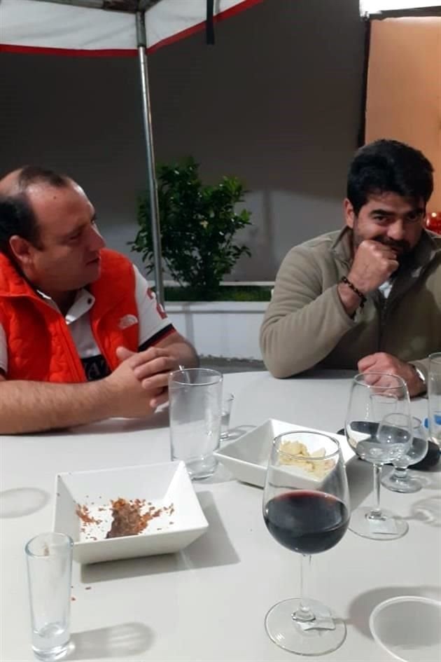 El empresario detenido Horacio Servín Martínez (der.) tuvo una visita el pasado 10 de enero en un área exclusiva del Reclusorio Preventivo, con vino y alimentos.