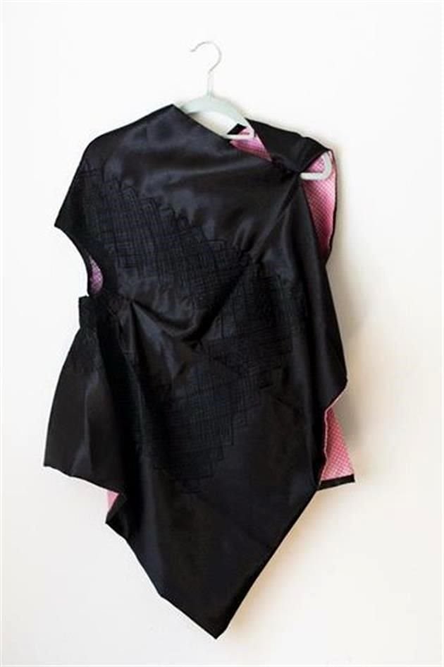 El modelo Felina, por ejemplo, es una blusa de razo satín con doblez cosido a partir del huipil tradicional zapoteco.