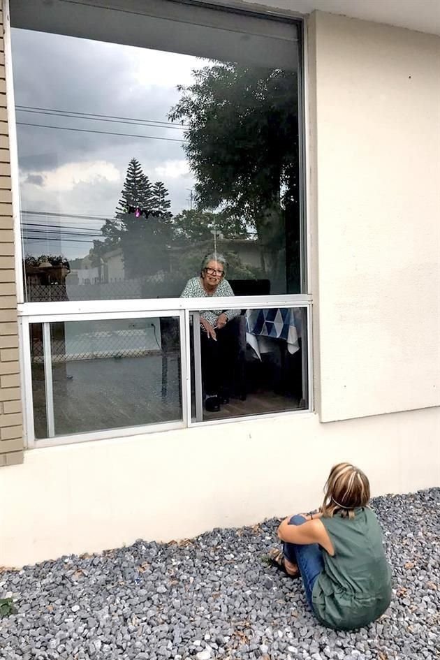 Christel Enkerlin conversando con su mamá Ana Hoeflich