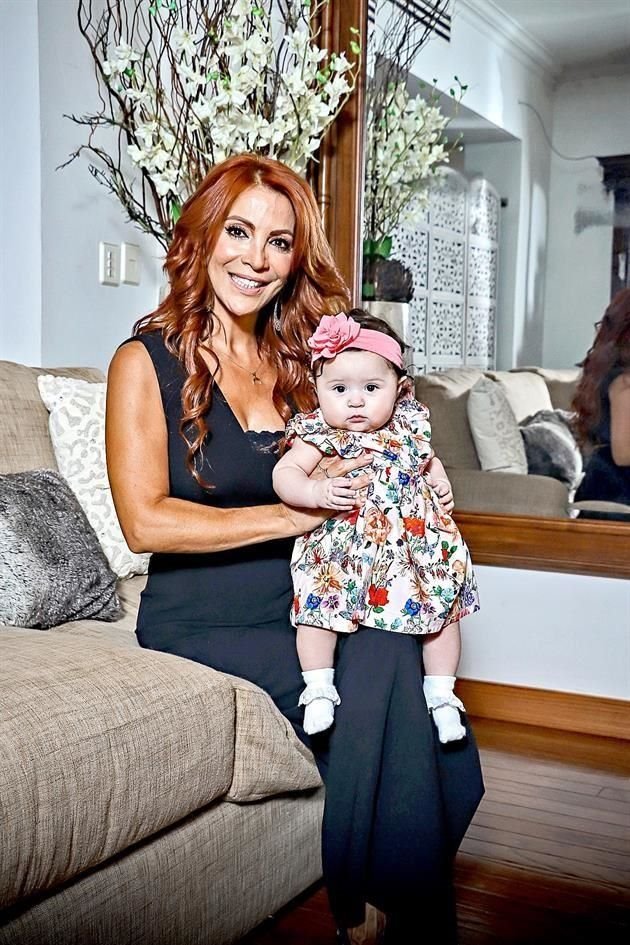 Rosely González de Aldrete con su nieta Luna Benavides Aldrete