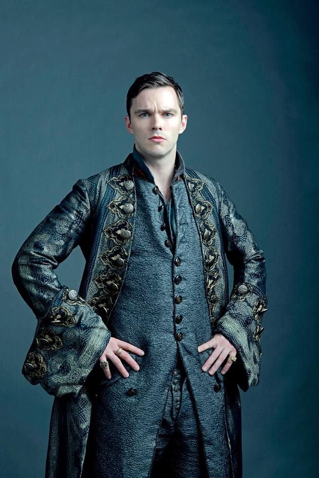 Nicholas Hoult interpreta al emperador Pedro III de Rusia.