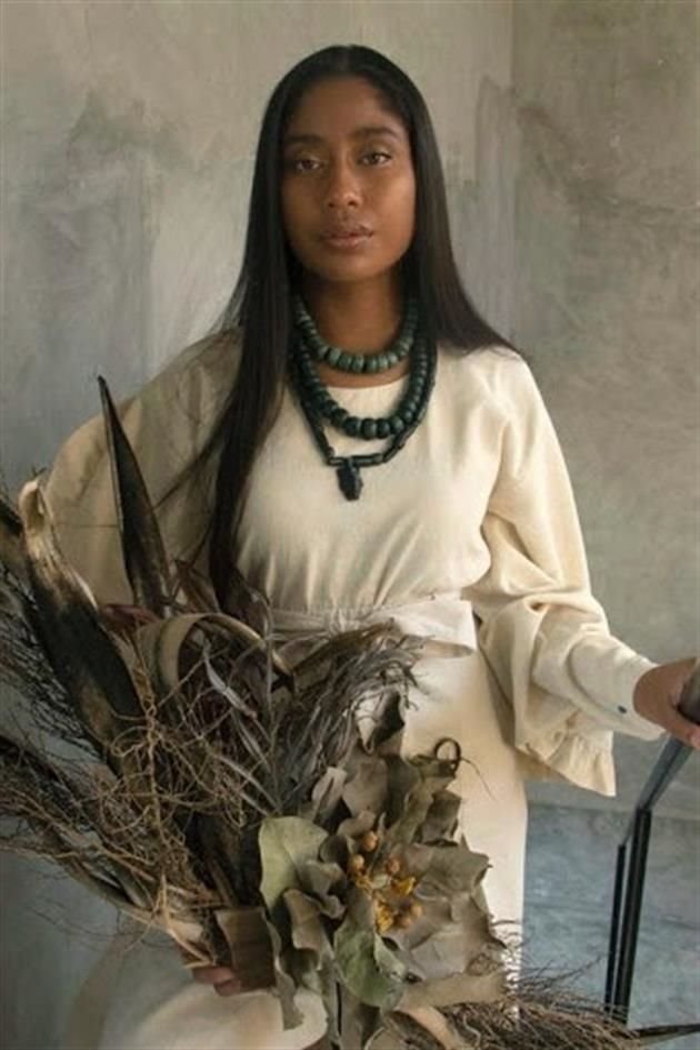 Karen modela un diseño en manta con collares artesanales.