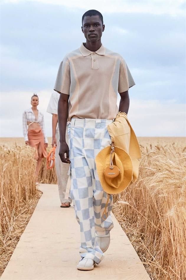 Los conjuntos en colores neutros y pastel estuvieron presentes en la colección masculina.