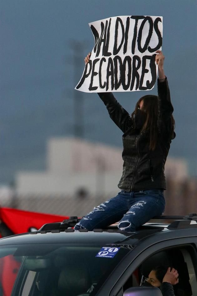 Al momento del show, varios fans se subieron al toldo de sus autos y mostraron cartelones representativos.