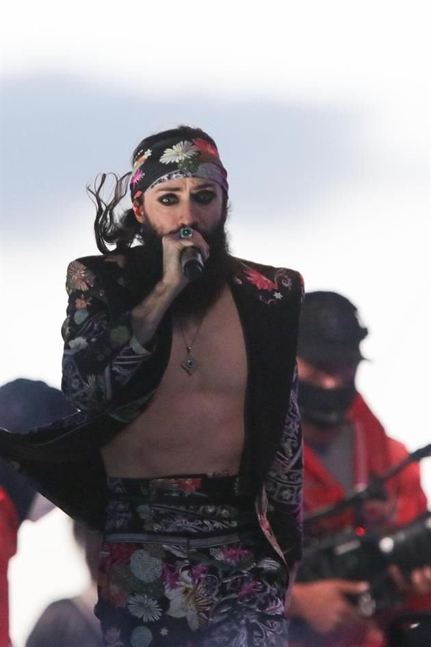 Aunque el clima no fue el más cálido, Bryan Amadeus no dejó de mantener su estilo de vestimenta.