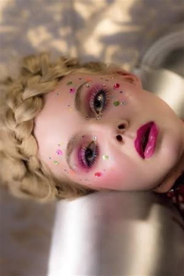 La película del Demonio Neón también puede servirte como fuente de inspiración de 'makeup'.