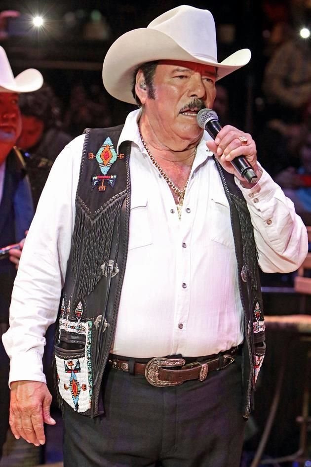 Reportan grave a Lalo Mora, pero estable