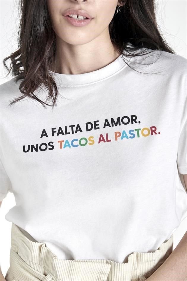 Playeras de algodón con coloridas frases.