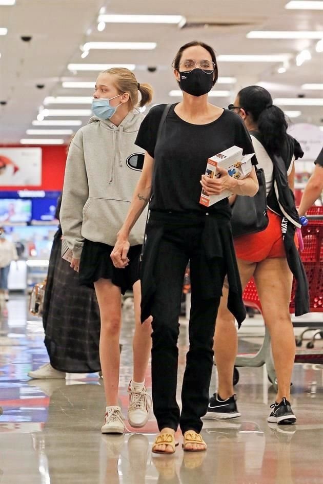 La actriz Angelina Jolie fue captada de compras en una famosa tienda de bajo costo en EU.