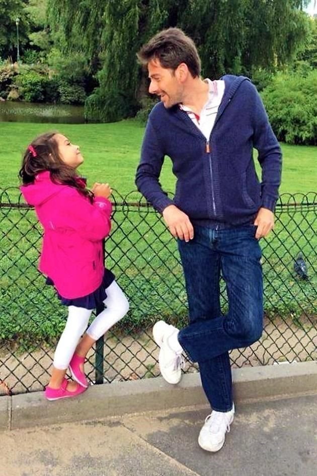 En agosto de 2017 falleció la entonces esposa de Eduardo, la productora y guionista Mónica Abín, con quien se casó en el 2004 y procreó a su única hija, quien actualmente tiene 13 años.