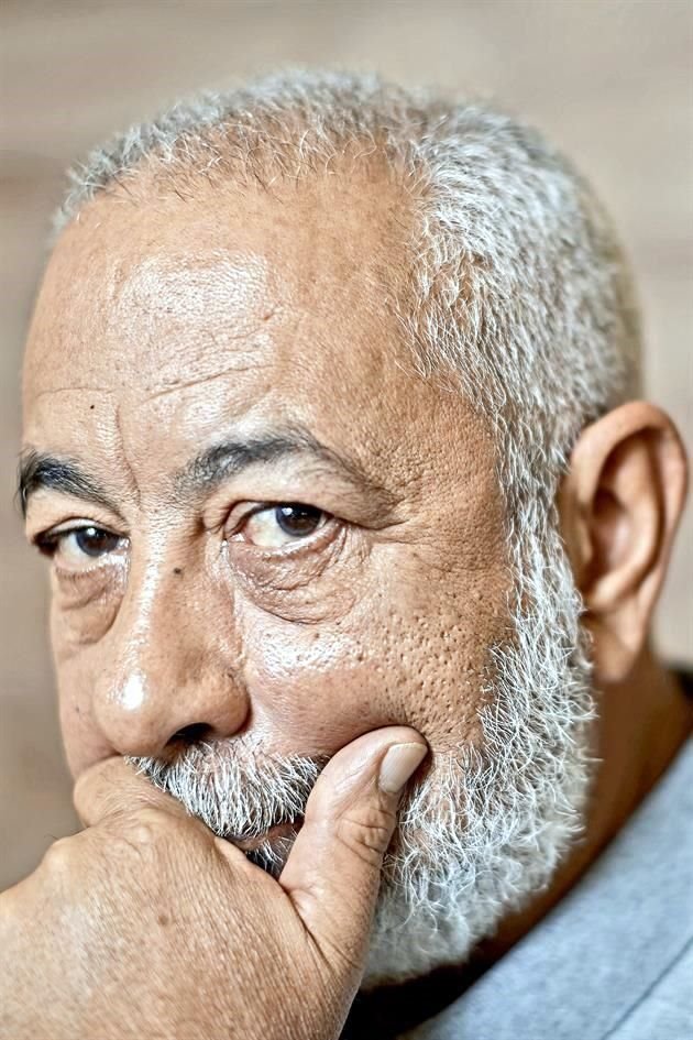 Leonardo Padura, Premio Princesa de Asturias, indaga en Como polvo en el viento sobre la realidad que le tocó vivir en Cuba a su generación.