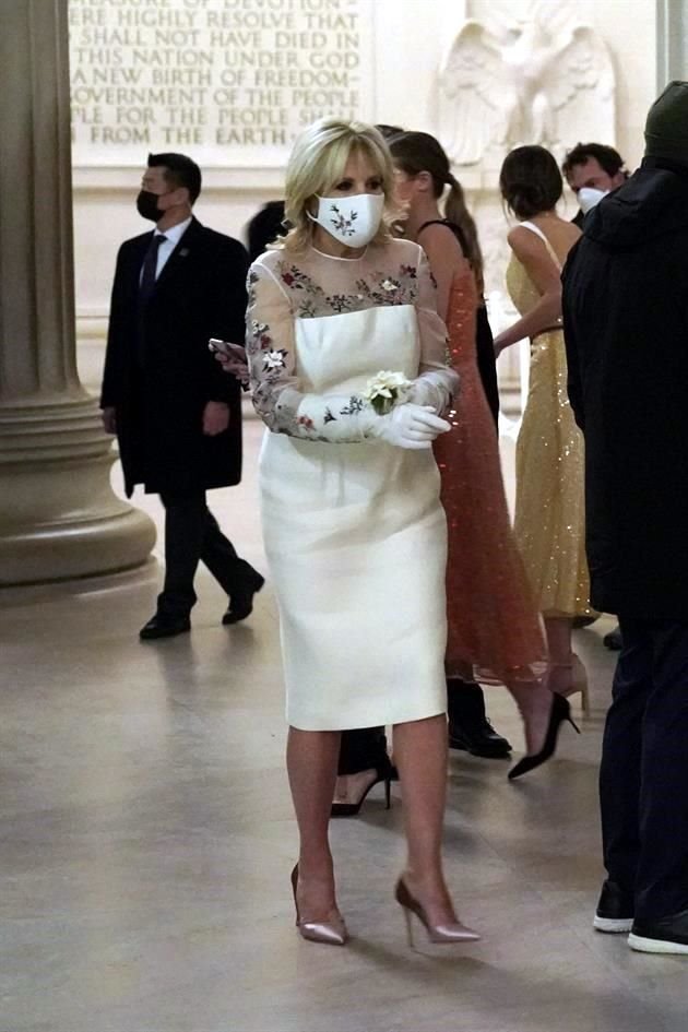Para el concierto de la toma de posesión de su esposo, la Primera Dama de EU, Jill Biden, lució un vestido blanco creado por la diseñadora uruguaya Gabriela Hearst.