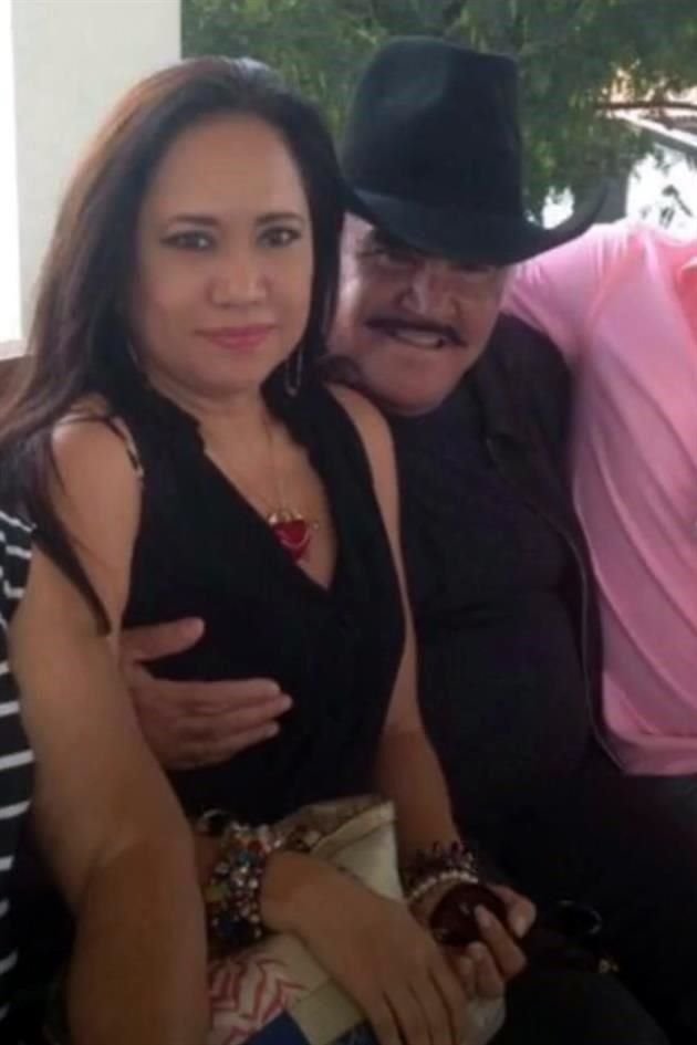 Luego del video en el que se ve a Vicente Fernández tocando el seno de una fan, este jueves sale a la luz una imagen similar.