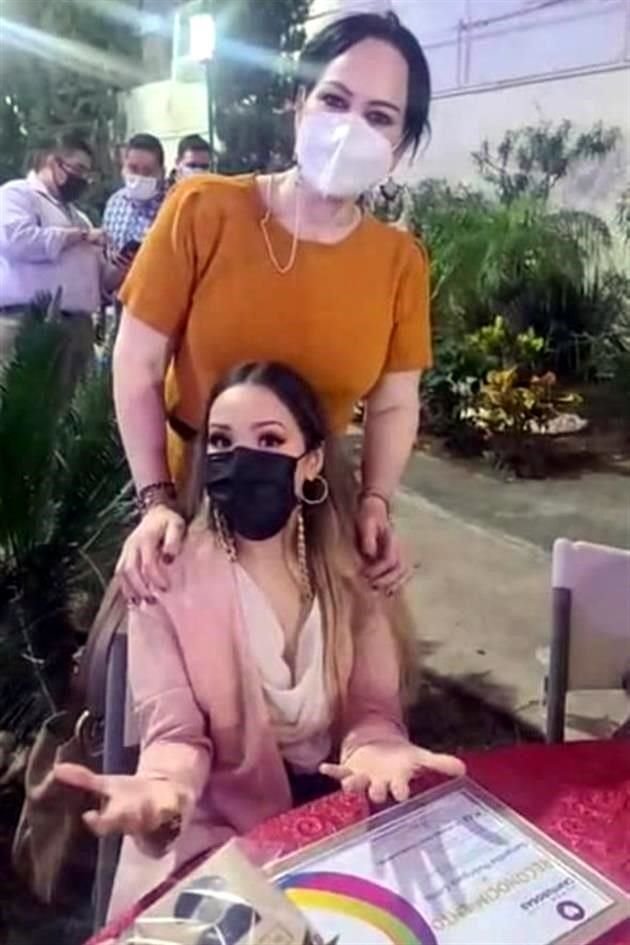 Unas 100 personas asistieron a una fiesta en la que la Diputada Carmen Lilia Canturosas entregó reconocimientos a influencers y emprendedores, en Nuevo Laredo.