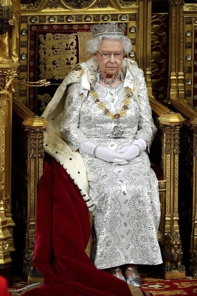 La Reina Isabel II conmemora 69 años de su ascensión al trono del Reino Unido, este sábado, confinada en el Castillo de Windsor por la pandemia del coronavirus.