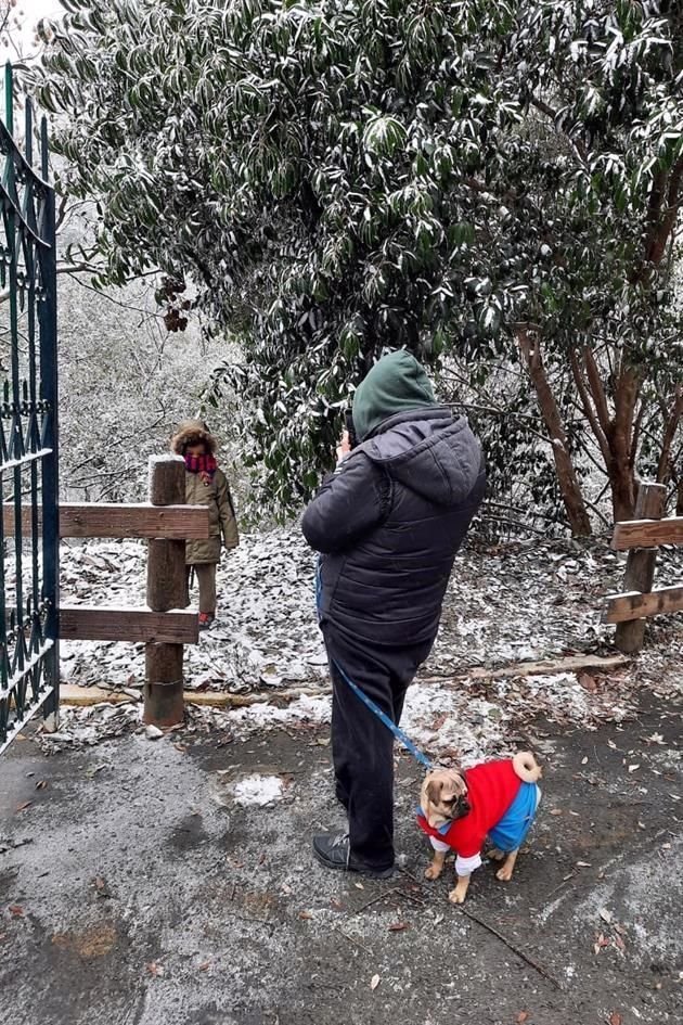 Desde temprana hora, varios regios acudieron en familia a este parque que luce con una capa de aguanieve.