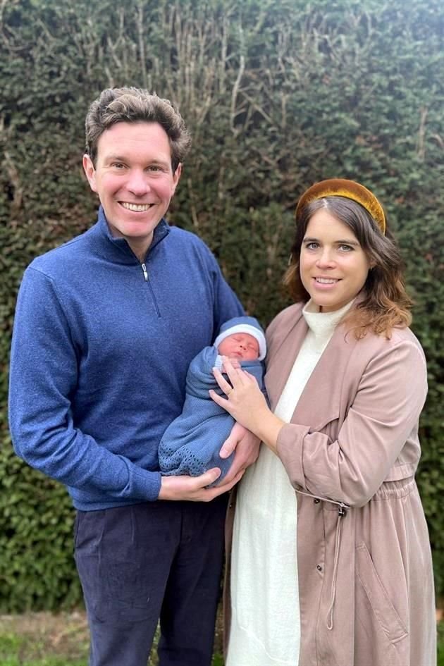 La Princesa Eugenia, nieta de la Reina Isabel, y su marido, Jack Brooksbank, presentaron a su primer bebé, al que nombraron August Philip Hawke.