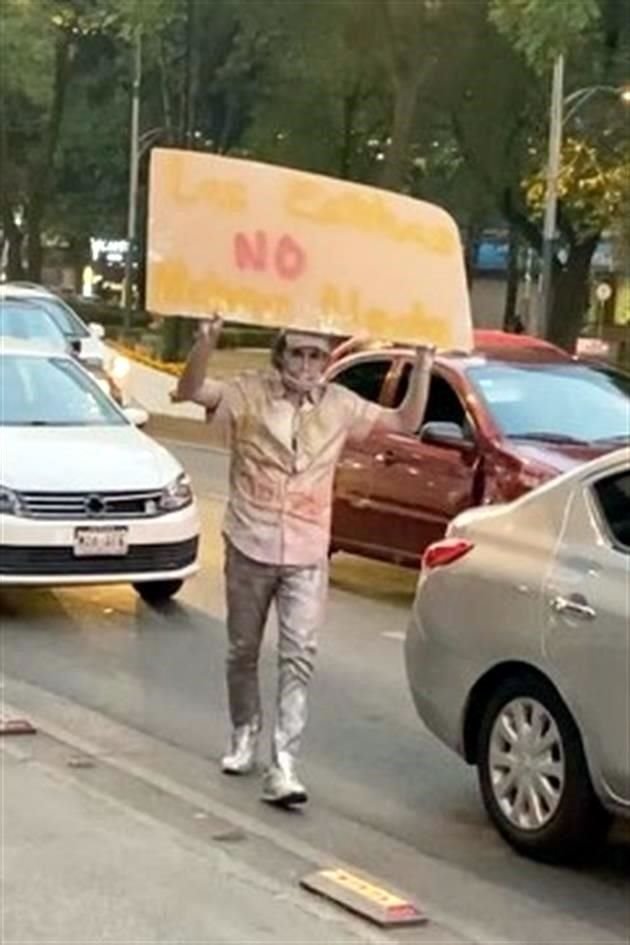 Su arte tiene una doble audiencia, en primera instancia se trata de las personas que comparten con él el momento en el que la obra se lleva a cabo y quienes se convierten en su público.