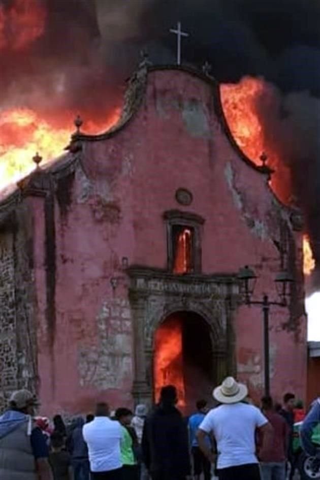 El Templo de Santiago Apóstol en la comunidad purépecha de Nurio, Michoacán, es conocido como la 'Capilla Sixtina purépecha' por la decoración de su policromo artesonado.