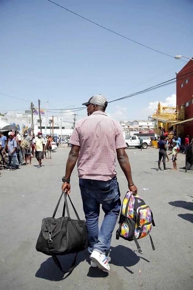 Saturan cientos de haitianos al INM en Monterrey