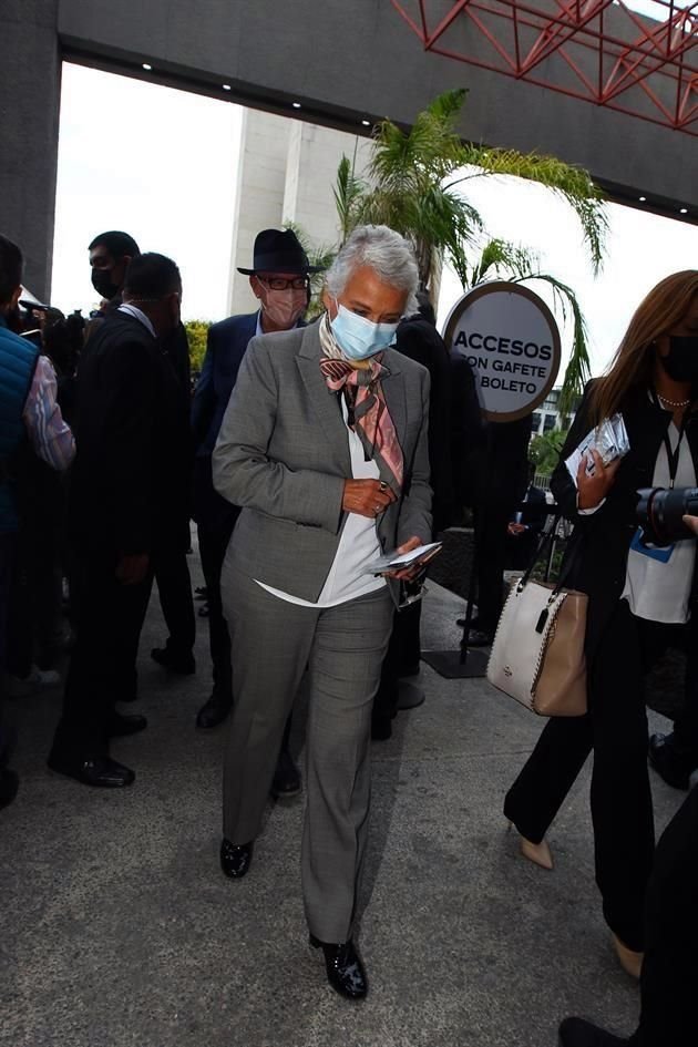 Olga Sánchez Cordero, presidenta del Senado, en su entrada al Teatro de la Ciudad.