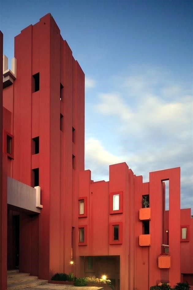 Lo que más llama la atención de este La Muralla Roja, creada en Calpe, Alicante, es la serie de patios comunicados entre sí que dan acceso a las viviendas.