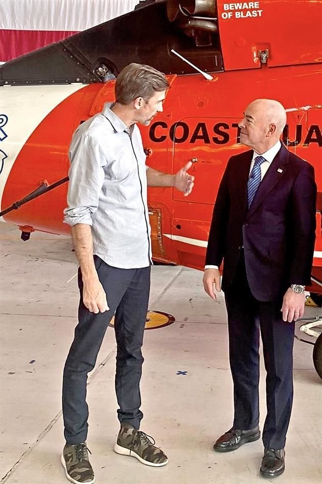 Alonso Castillo (izquierda) se reunió ayer en Miami con el Secretario de Seguridad de EU, Alejandro Mayorkas.