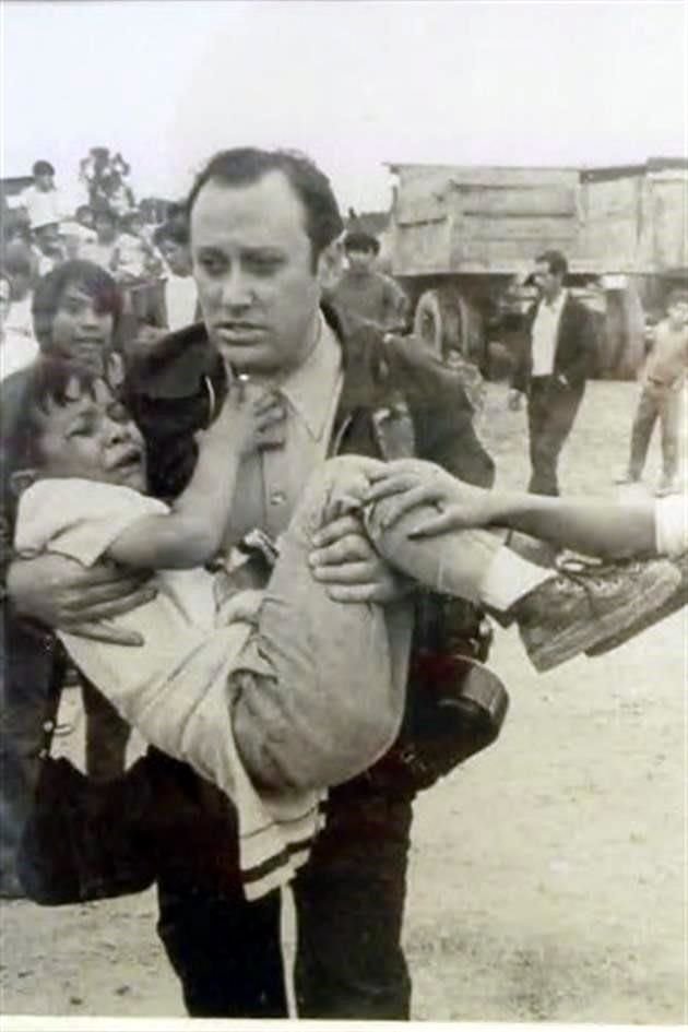 Comenzó desde los 9 años capturando con una pequeña cámara todo lo que llamara su atención. En esta imagen de 1980, el fotógrafo carga a un niño víctima de un accidente.