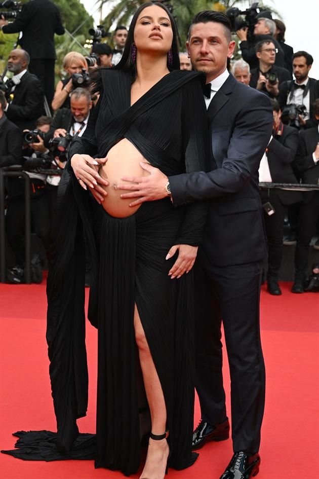 La modelo Adriana Lima presumió su embarazo con un vestido negro abierto.