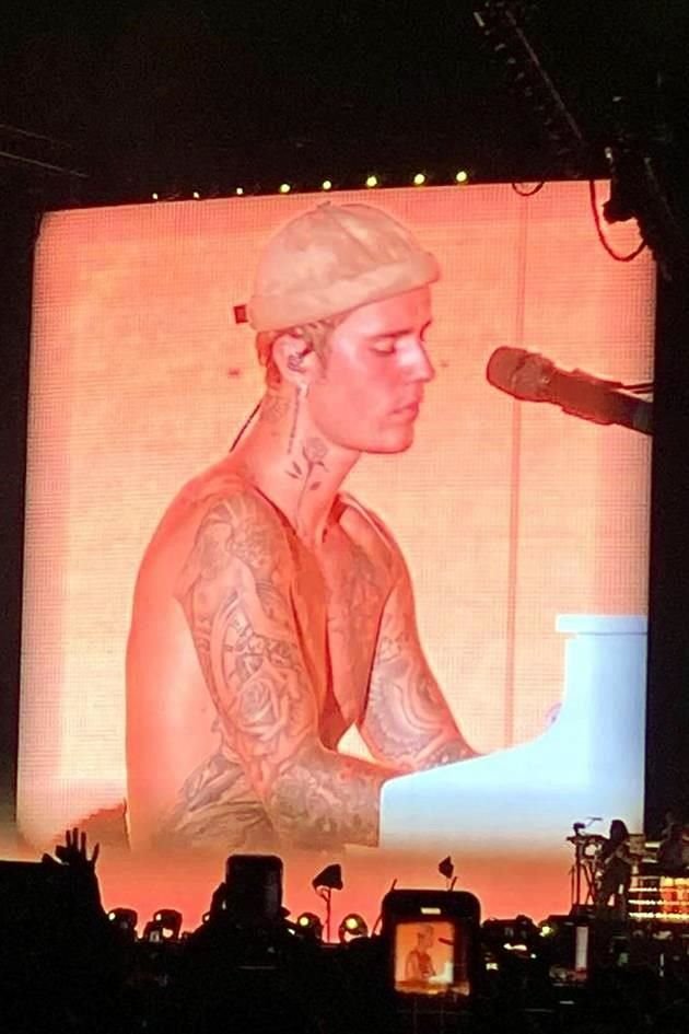 El cantante lucía impresionante en las nueve pantallas desplegadas a lo ancho del escenario.