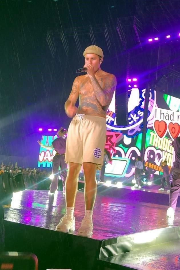 Justin entró en calor y no dudó en desnudar su pecho y mostrar los tatuajes que lo adornan.