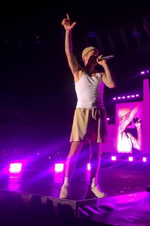 El canadiense lanzó a sus fans en un claro español 'te amo, te amo, te amo'.