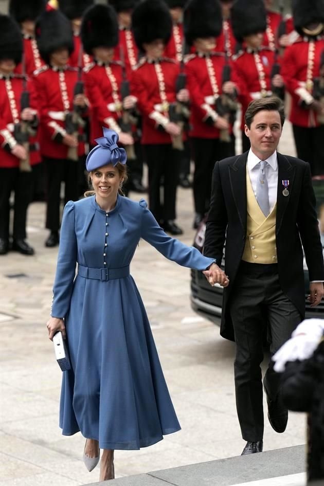 La princesa Beatriz de Gran Bretaña y su esposo, Edoardo Mapelli Mozzi, llegan para un servicio de acción de gracias por el reinado de la reina Isabel II en la Catedral de San Pablo en Londres.