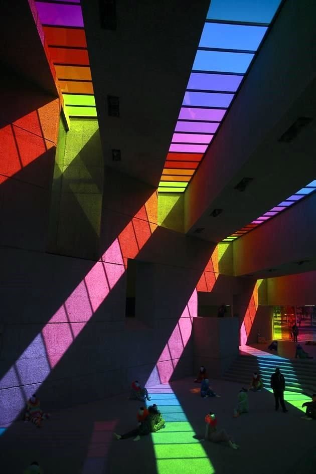 Y adentro, los colores habitan el recinto; para la instalación el artista cubrió las ventanas y tragaluces del museo con filtros vinílicos con la cromática que en el mundo entero remite al arcoíris.