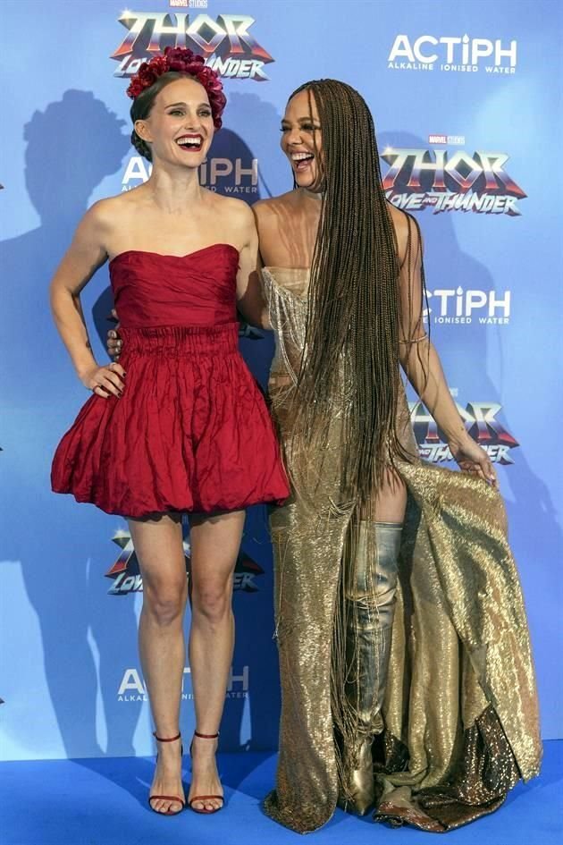 Natalie Portman y Tessa Thompson mostraron su sentido del humor en la alfombra.