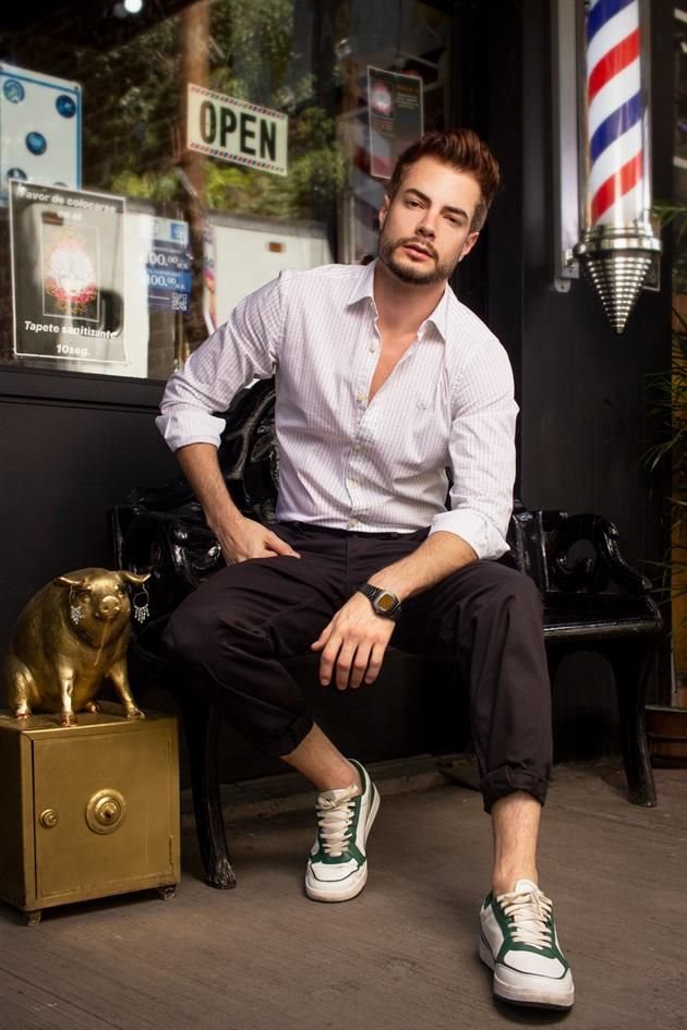 Camisa blanca con líneas y puntos, de Dockers. Pantalón negro y sneakers, de Vans. Reloj, de Hamilton.