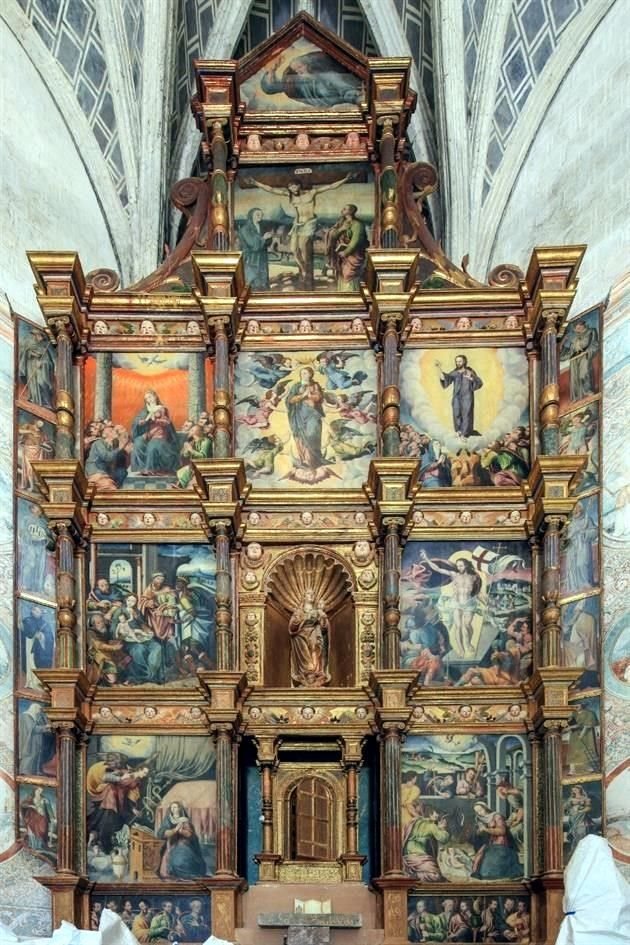 Debido a que la obra de restauración no ha terminado, aunque el retablo principal ya puede apreciarse, se mantienen protegidos los retablos laterales, el púlpito y el órgano del templo.